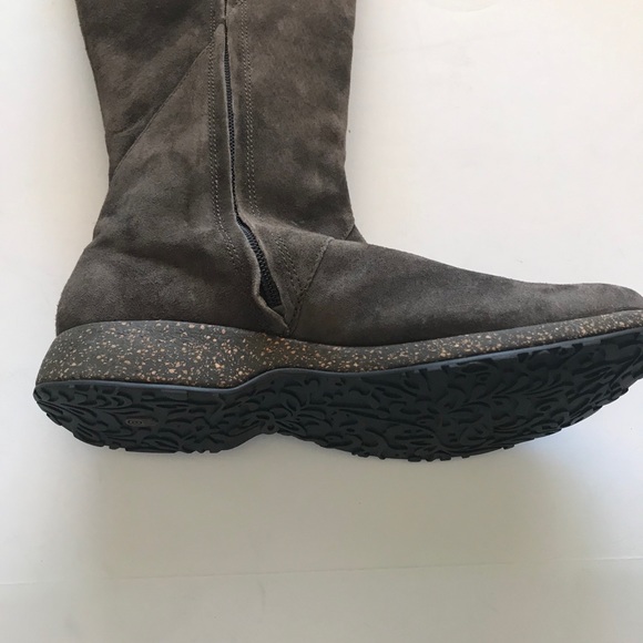 Teva Brown Suede Boots - Picture 10 of 13